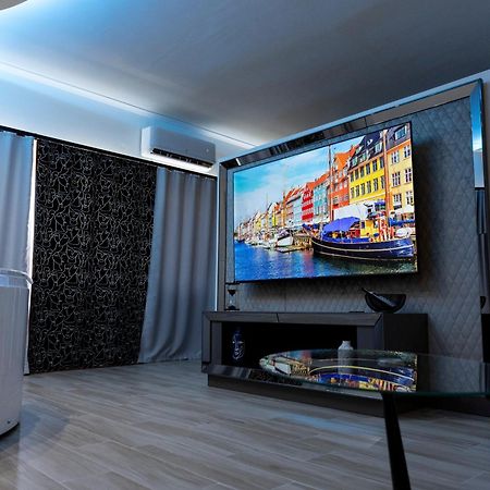 Suite17 - Luxury Guesthouse โจวีนัซโซ ภายนอก รูปภาพ