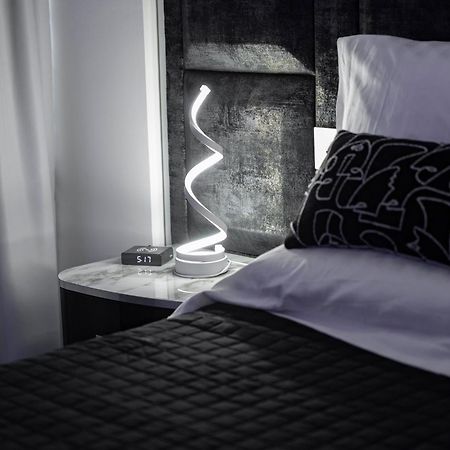 Suite17 - Luxury Guesthouse โจวีนัซโซ ภายนอก รูปภาพ