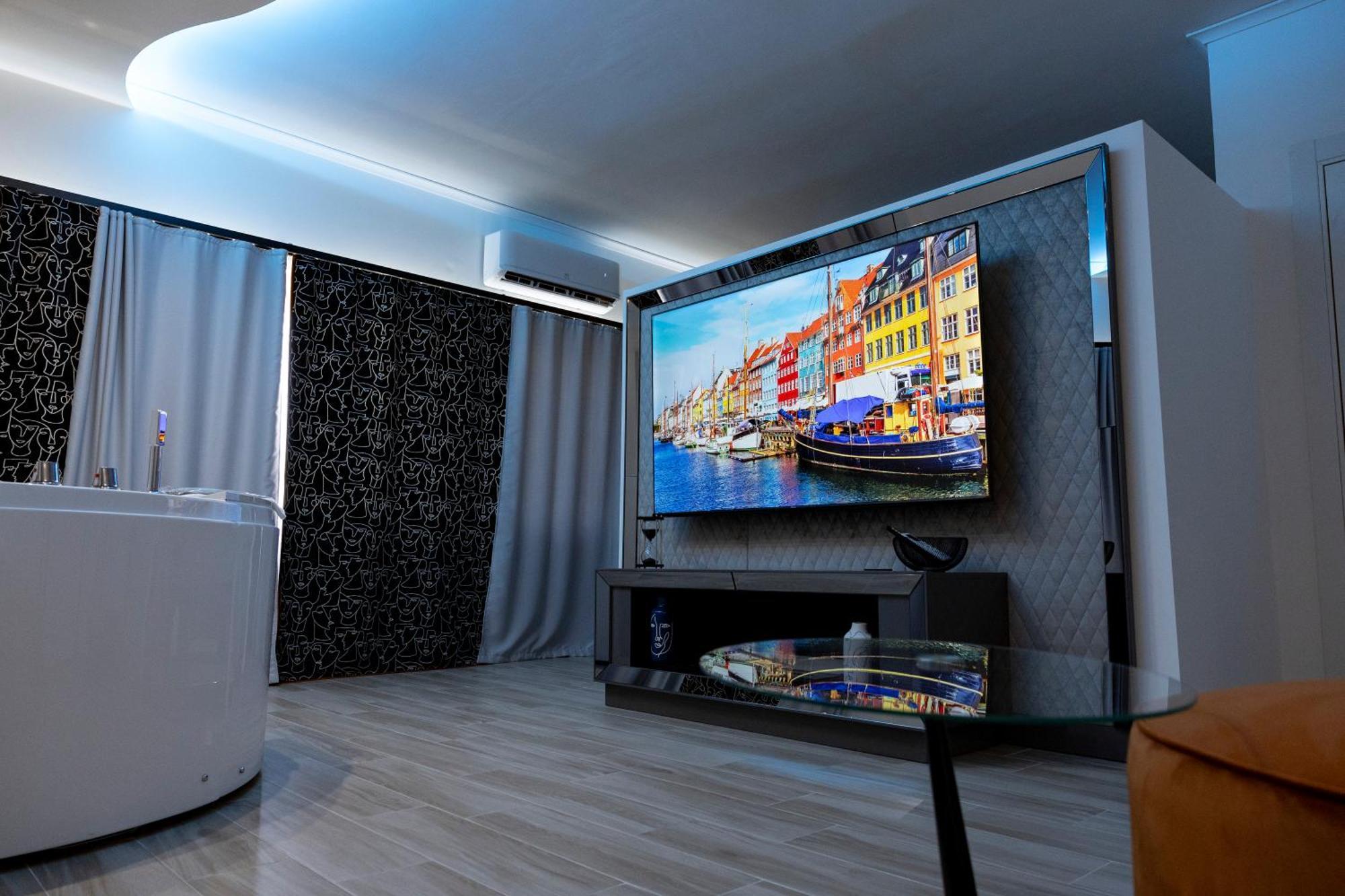 Suite17 - Luxury Guesthouse โจวีนัซโซ ภายนอก รูปภาพ
