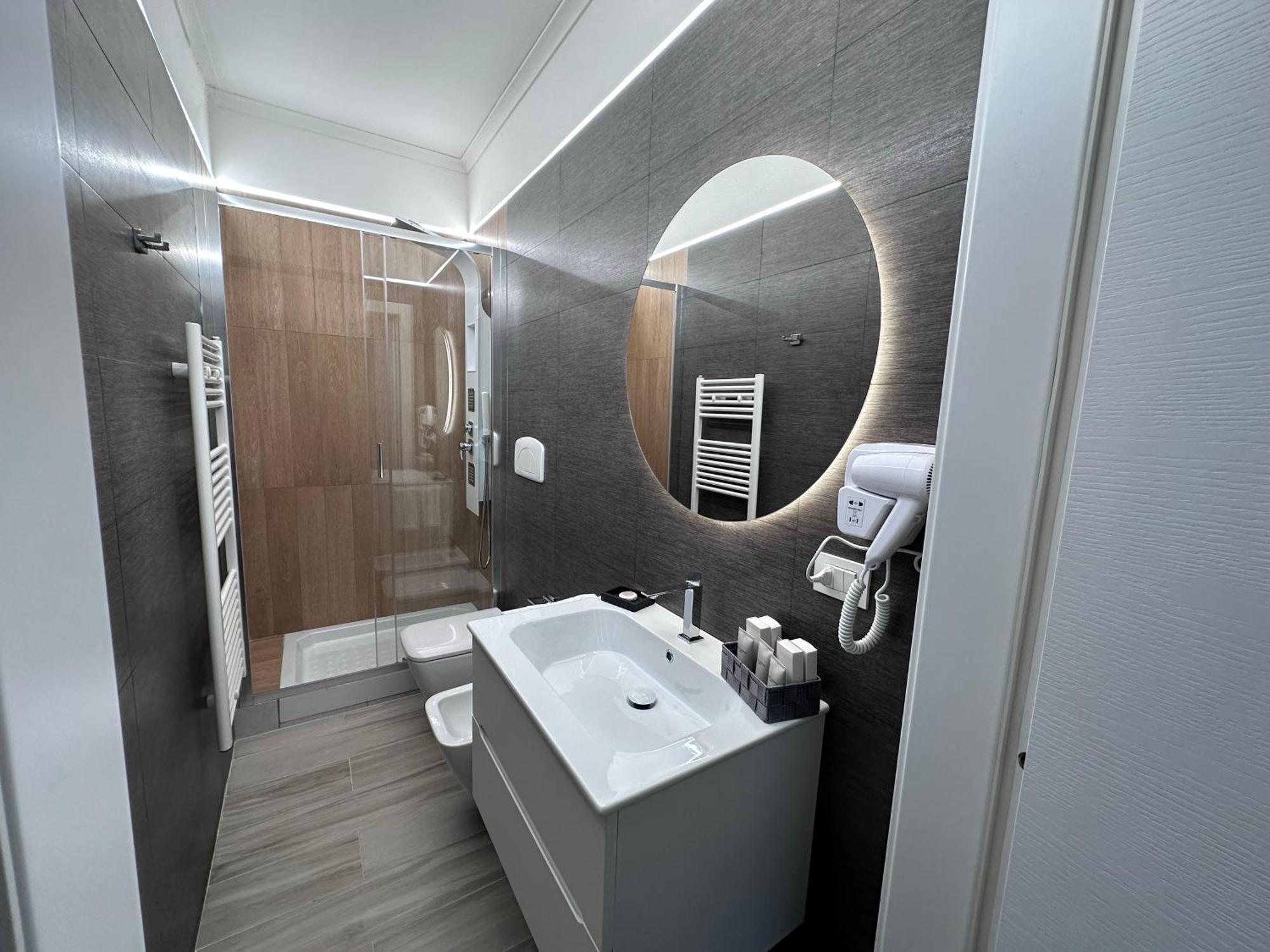 Suite17 - Luxury Guesthouse โจวีนัซโซ ภายนอก รูปภาพ
