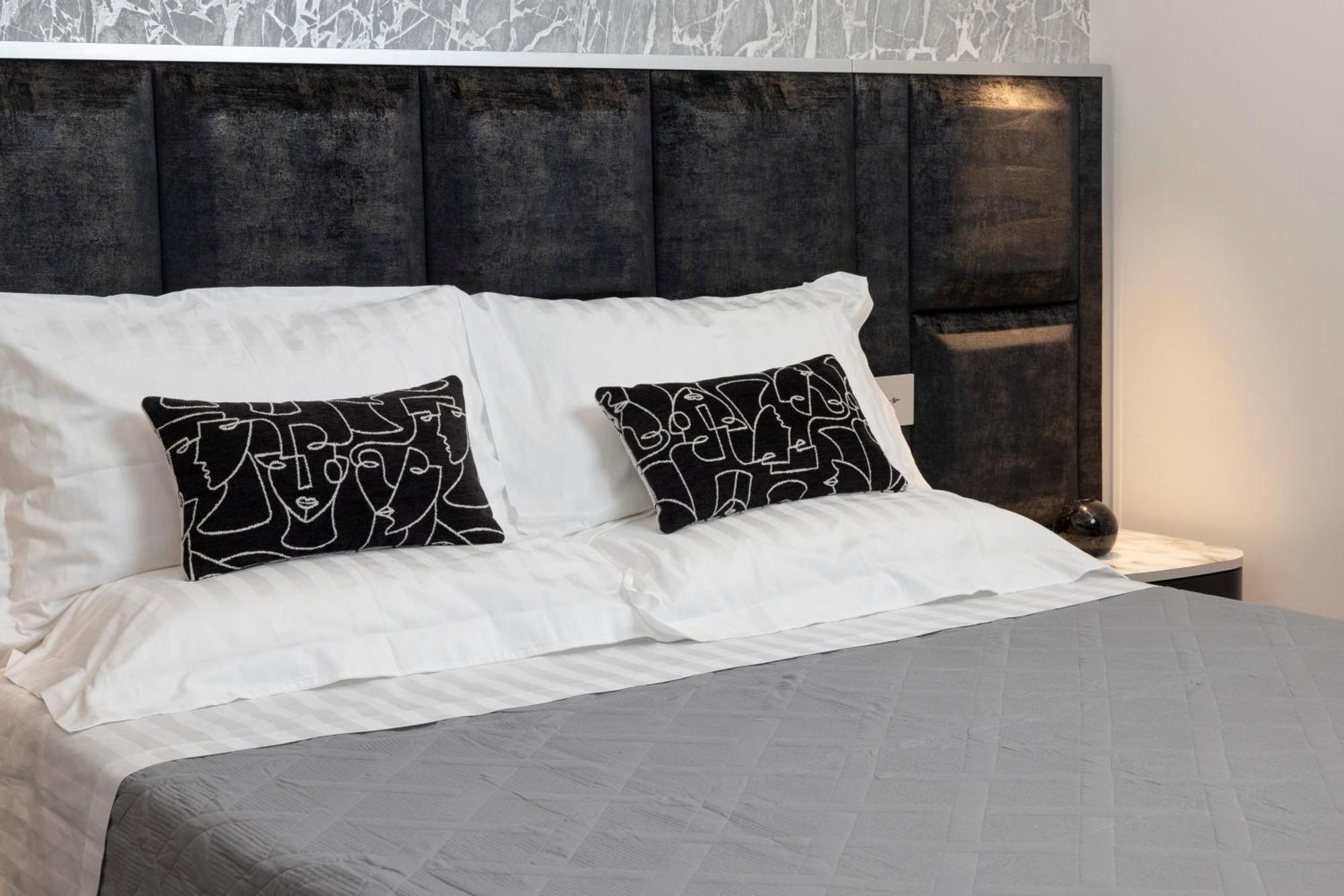 Suite17 - Luxury Guesthouse โจวีนัซโซ ภายนอก รูปภาพ