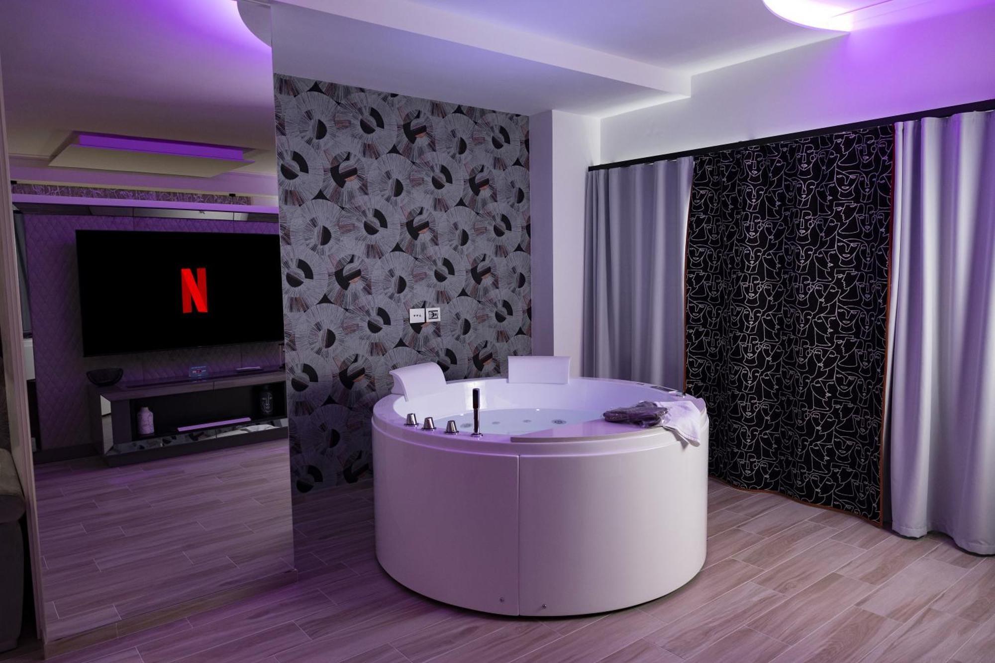 Suite17 - Luxury Guesthouse โจวีนัซโซ ภายนอก รูปภาพ
