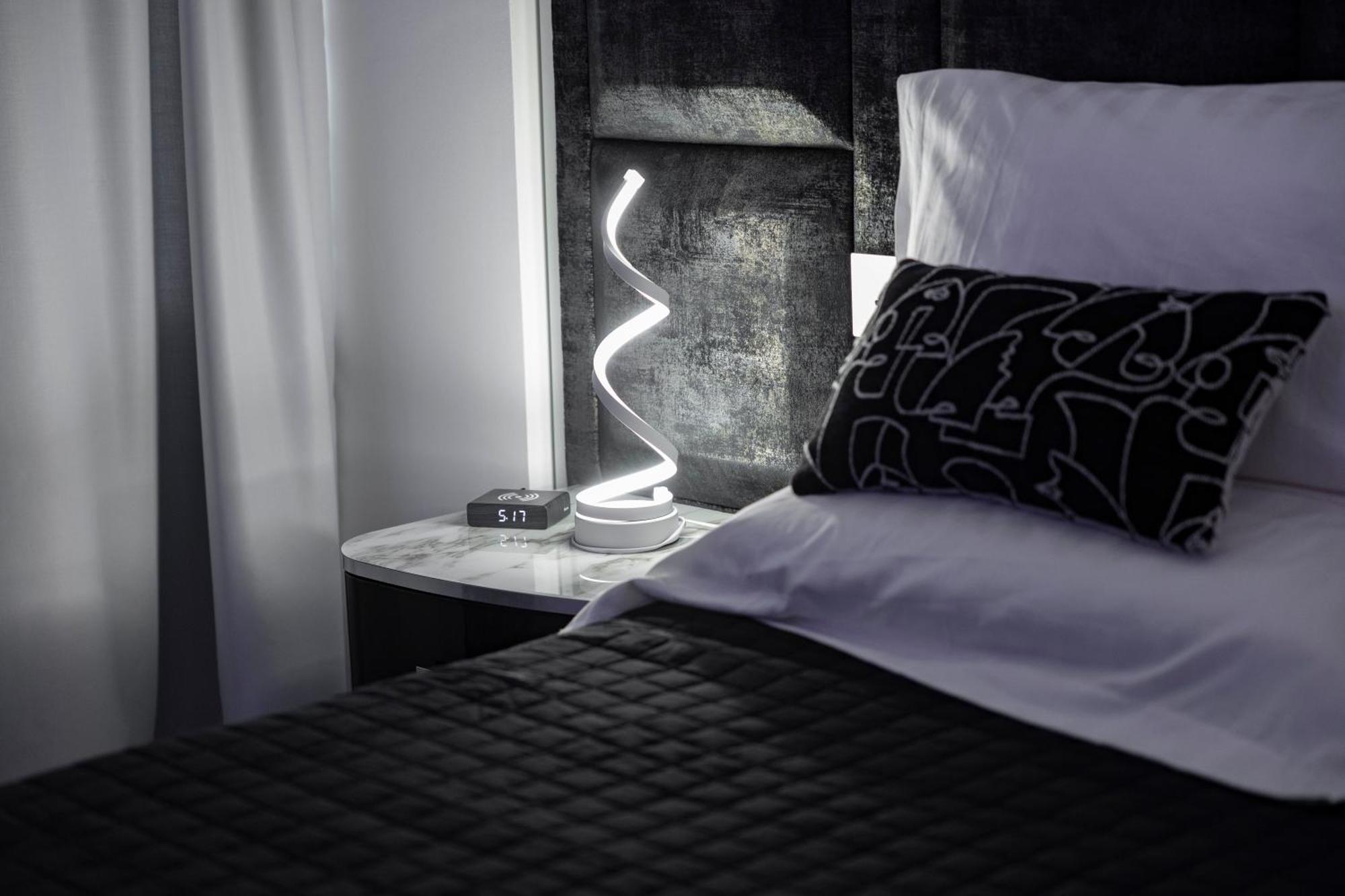 Suite17 - Luxury Guesthouse โจวีนัซโซ ภายนอก รูปภาพ