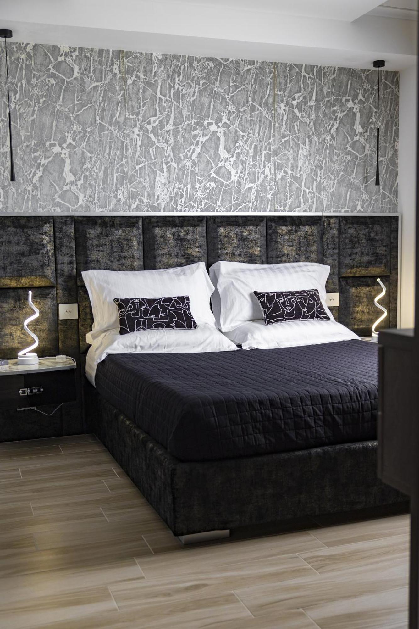 Suite17 - Luxury Guesthouse โจวีนัซโซ ภายนอก รูปภาพ